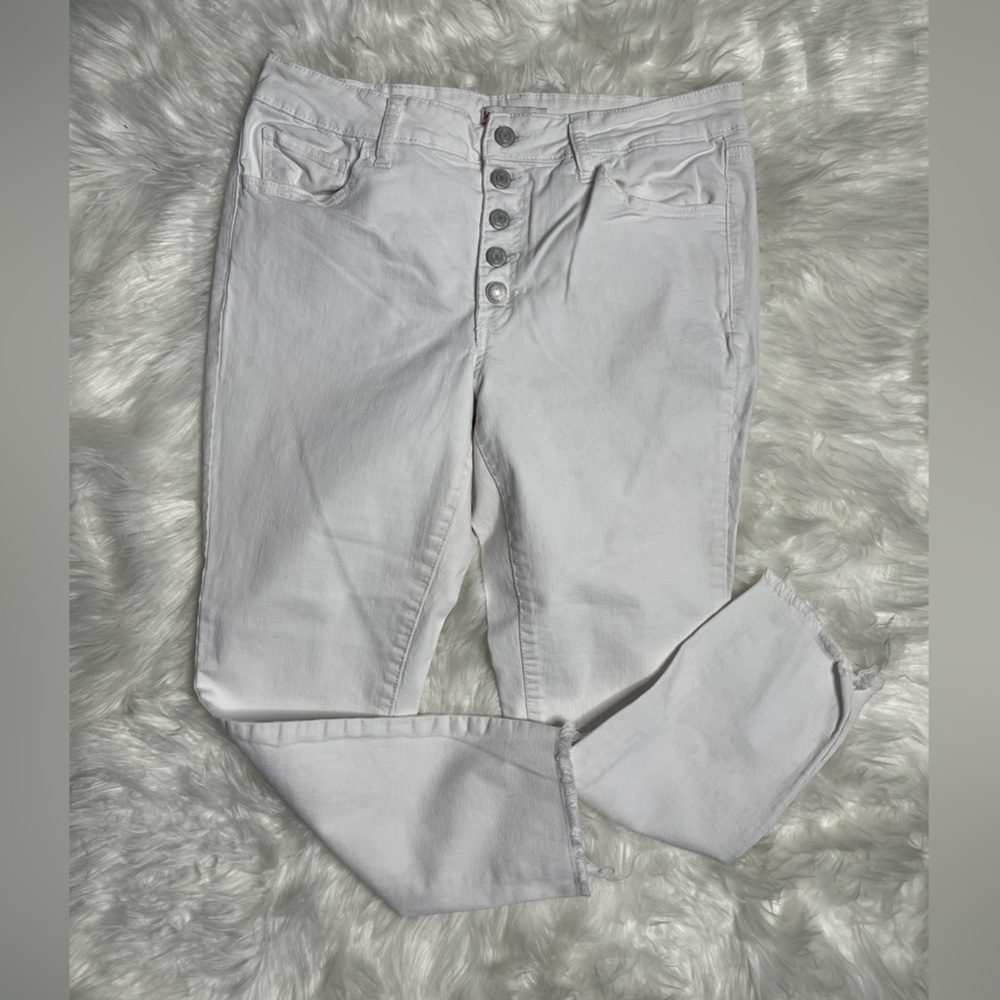 SO Juniors’ Mid Rise Cropped Jeans (Size 13)